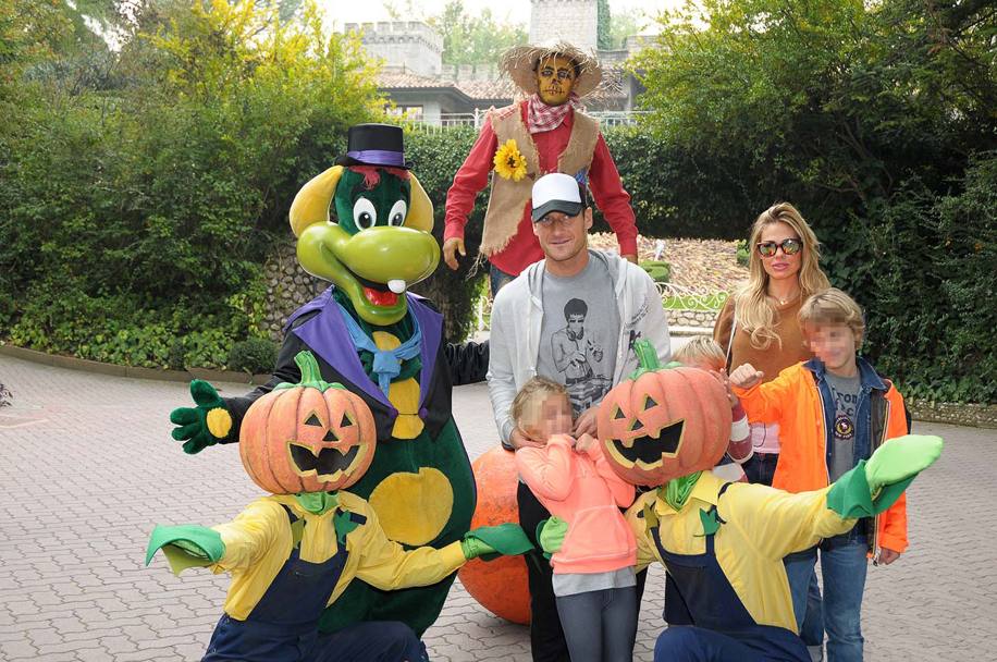 Ed ecco la famiglia al completo con le zucche di Halloween.
